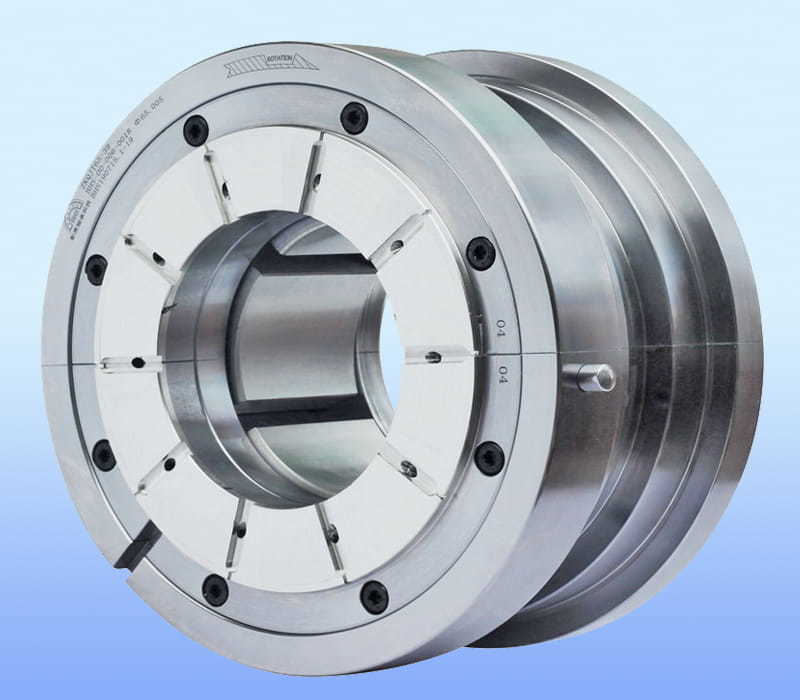 What are the advantages of the self-lubricating design of tilting pad journal bearings?