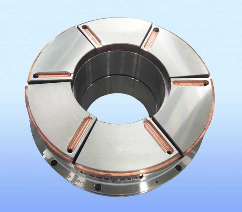 What are the main challenges in bearing design for tilting pad thrust pump bearings?